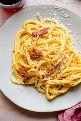  Spaghetti alla Carbonara! A Symphony of Salty Pancetta and Creamy Egg Yolks