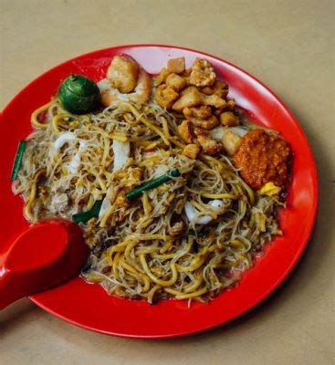  Hokkien Mee: Kreivien merenelävien ja savupalojen aromien sinfonia